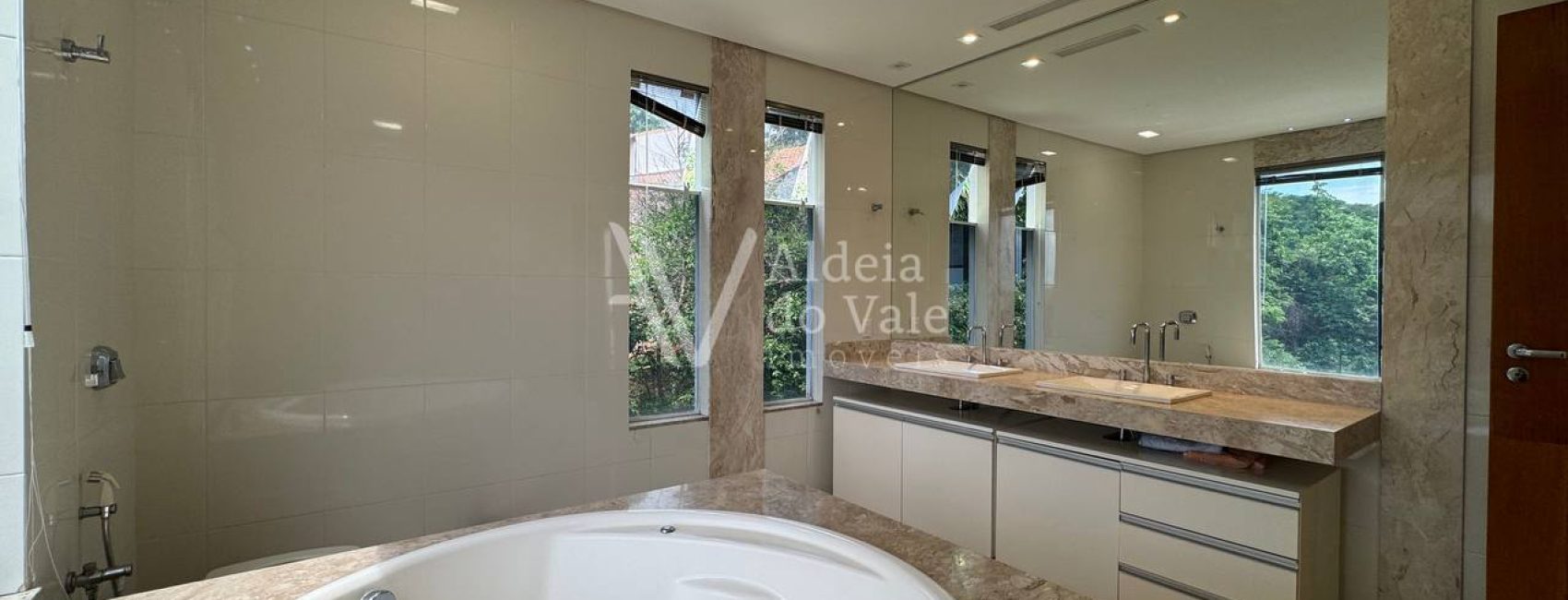 e881af20-d044-49c3-ac61-13828d0d010f