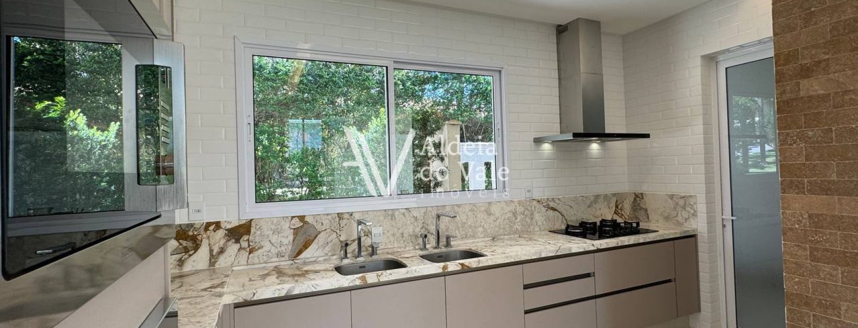 photo_4960946218159156529_y