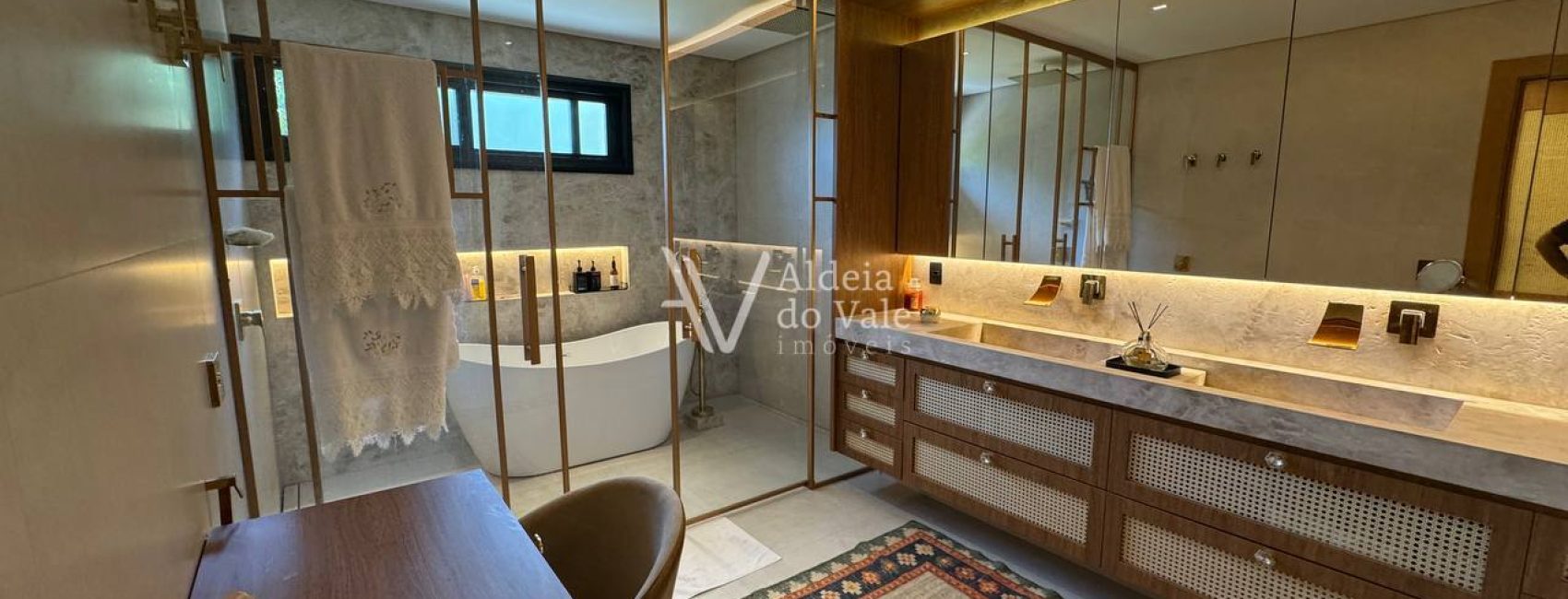 photo_5075981642962676603_y