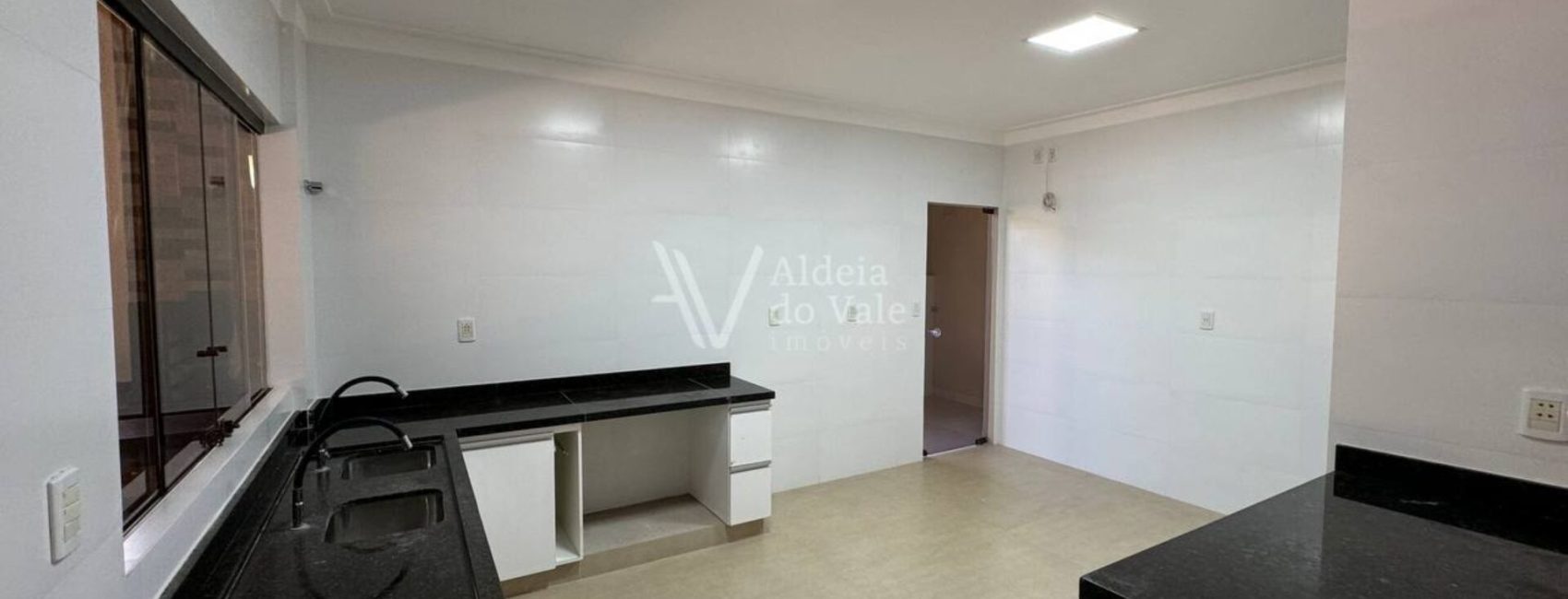 photo_5080438633604951606_y-1-1920x822