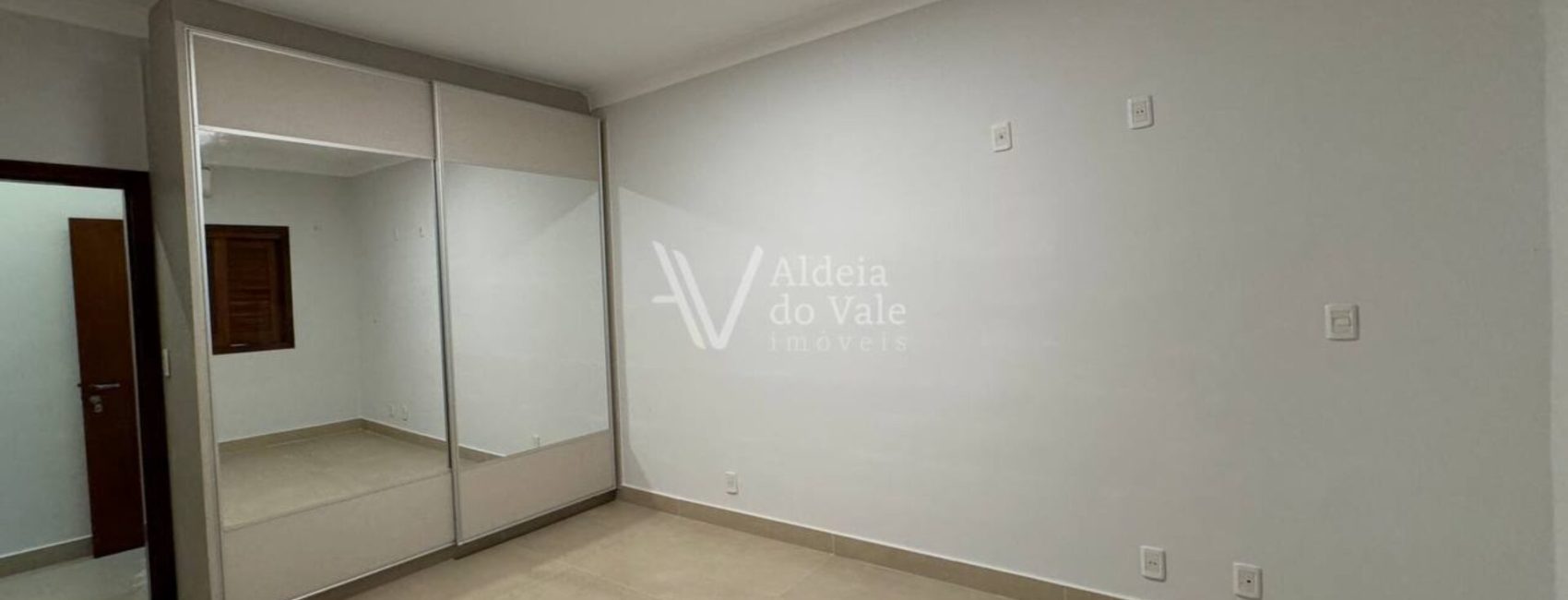 photo_5080438633604951611_y-1920x822