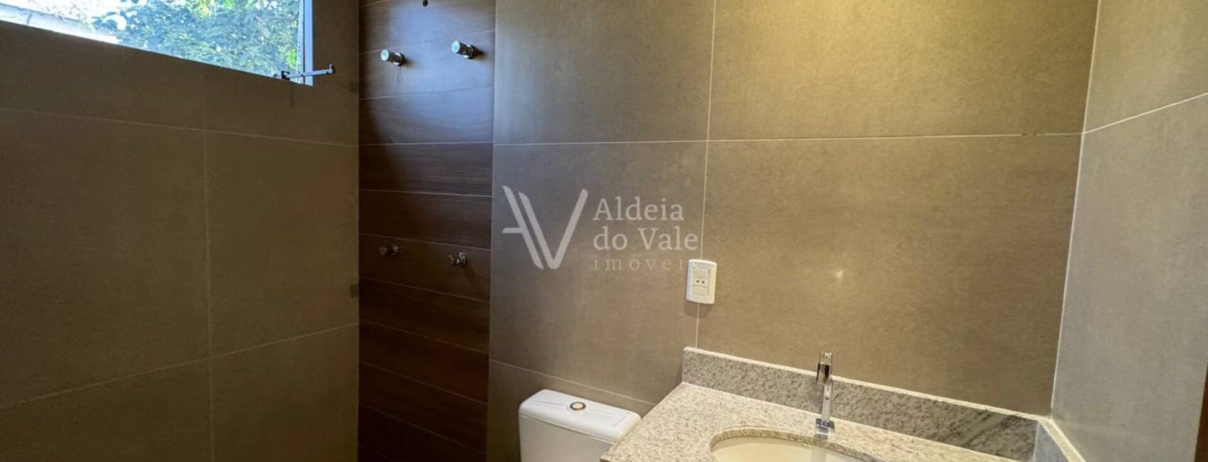 photo_5080438633604951613_y-1920x822