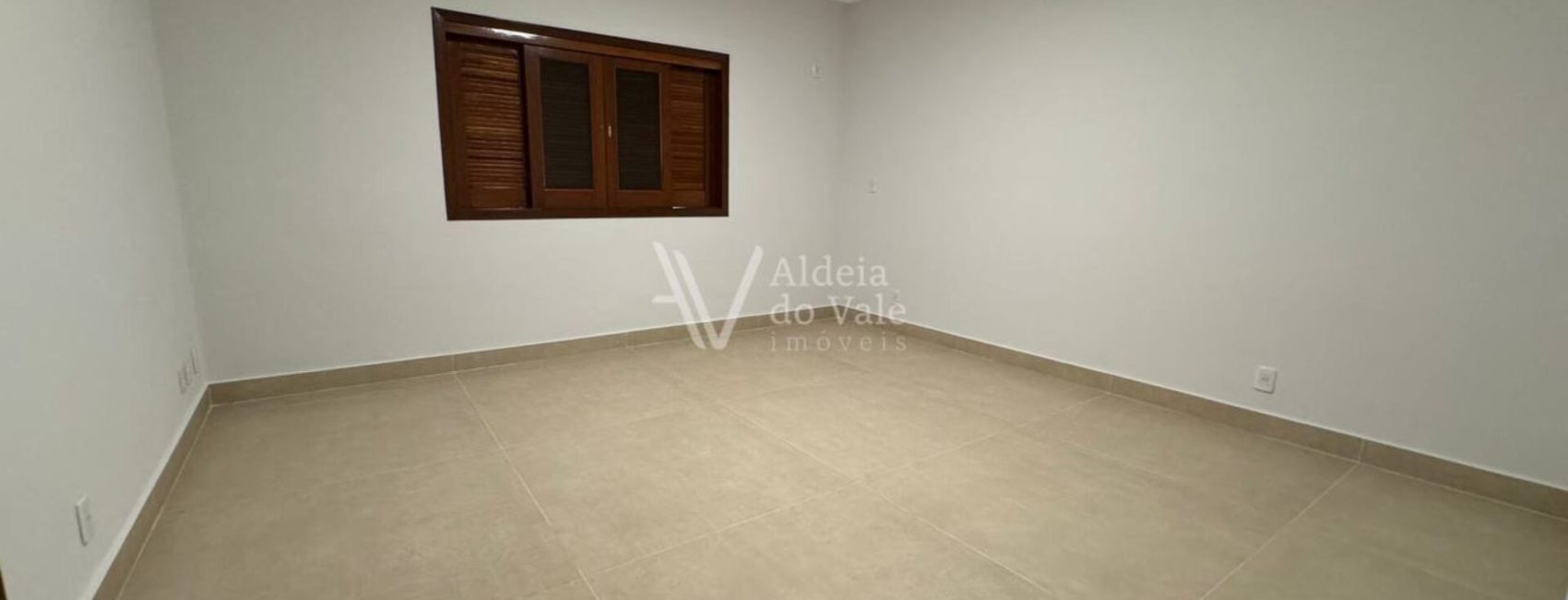 photo_5080438633604951615_y-1920x822