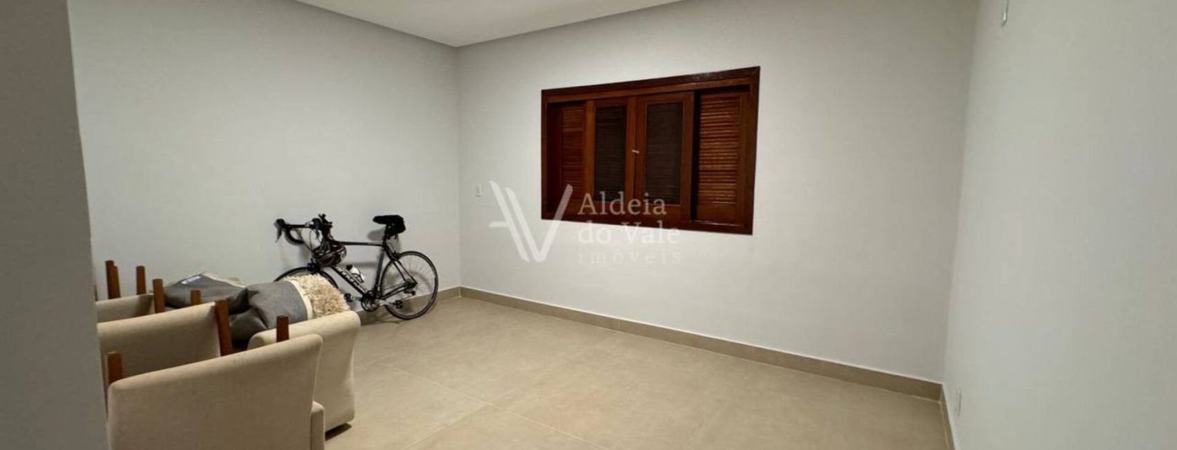 photo_5080438633604951619_y-1920x822