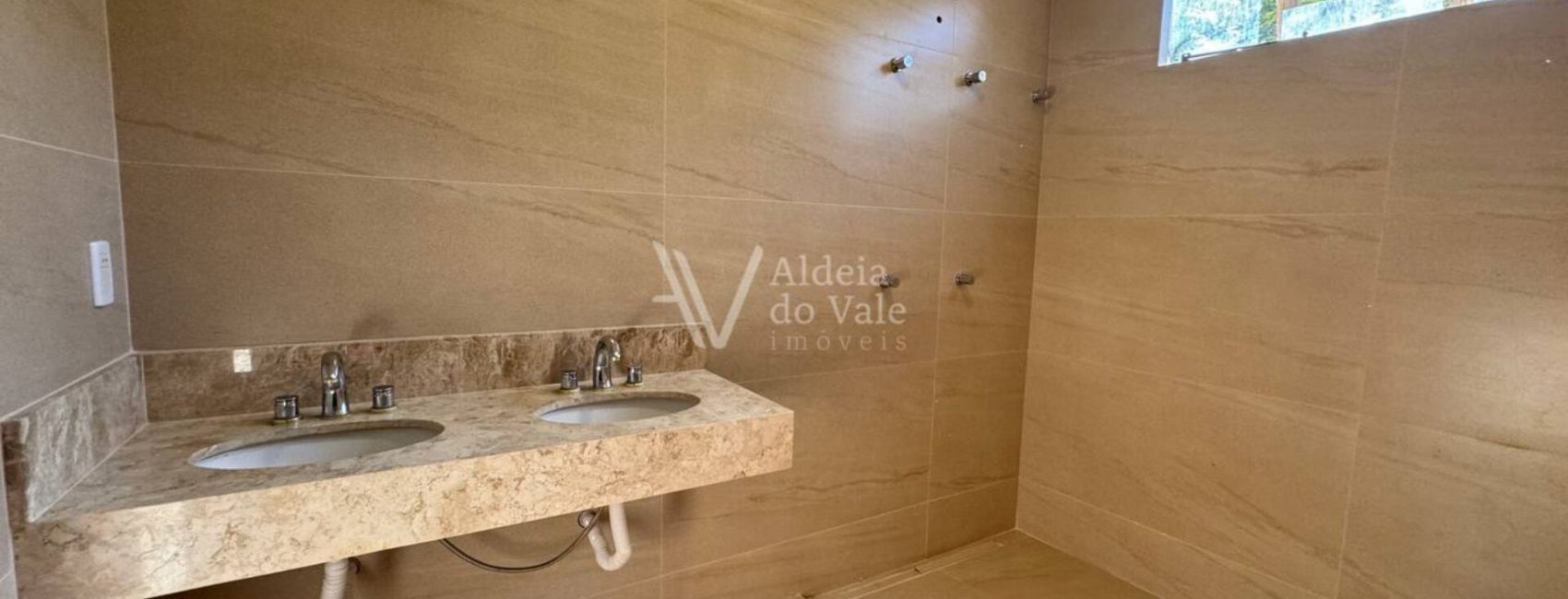 photo_5080438633604951622_y-1920x822