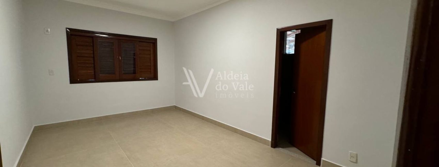 photo_5080438633604951623_y-1920x822