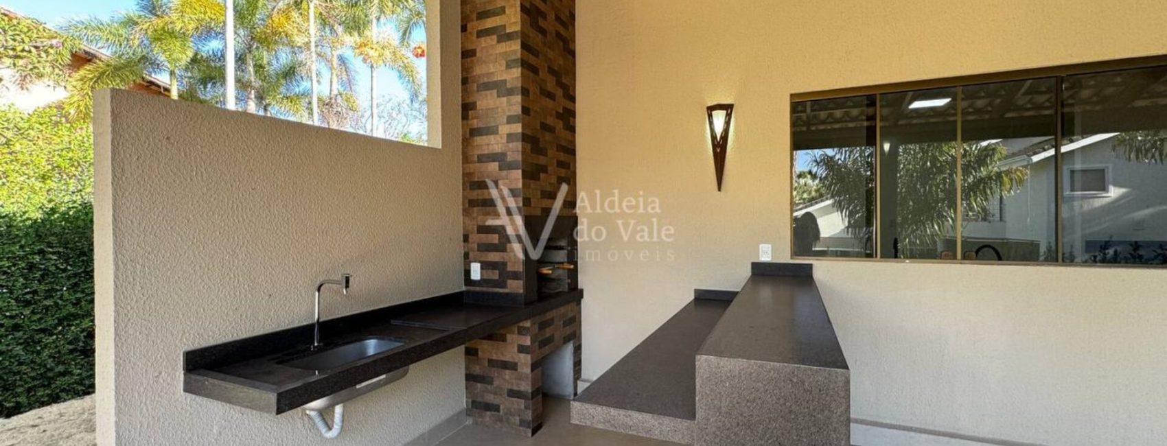 photo_5080438633604951632_y-1920x822