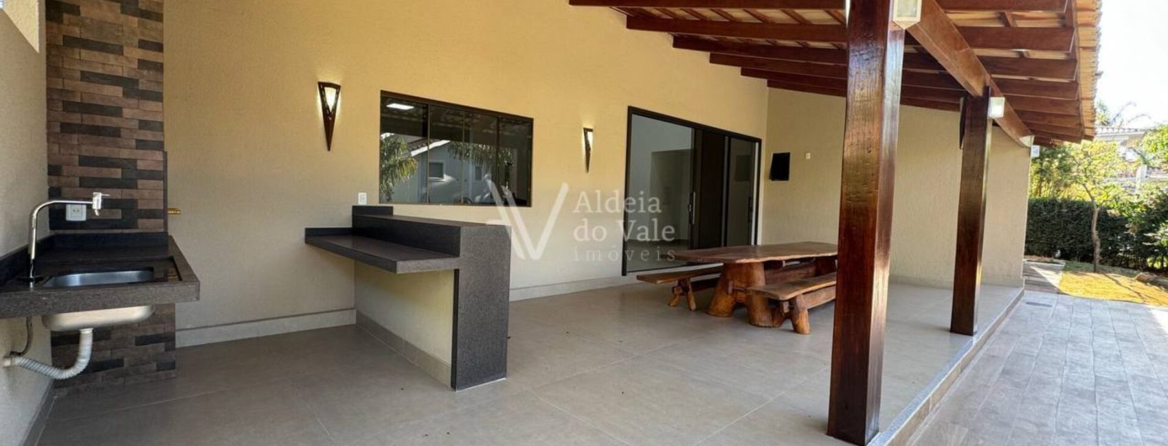 photo_5080438633604951636_y-1920x822