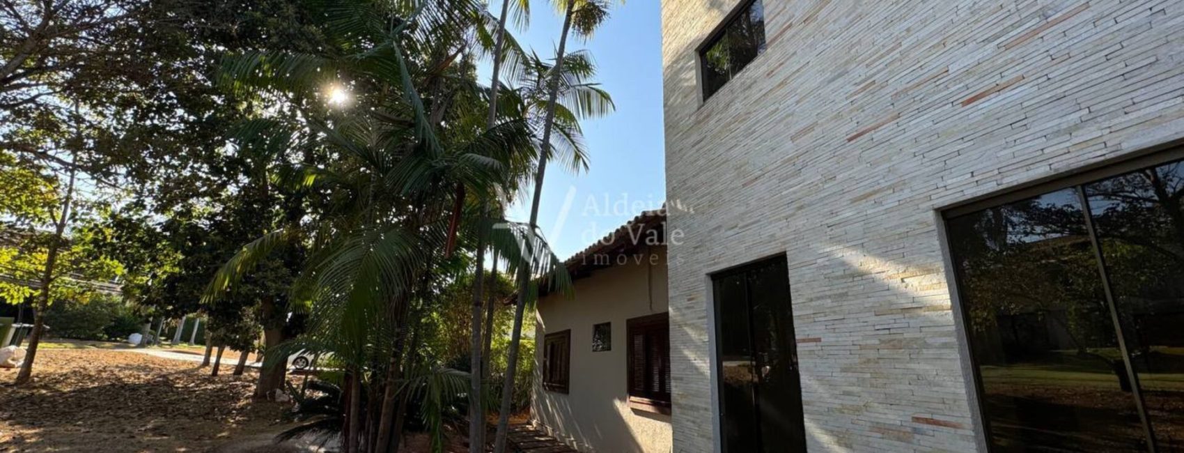 photo_5080438633604951653_y-1920x822